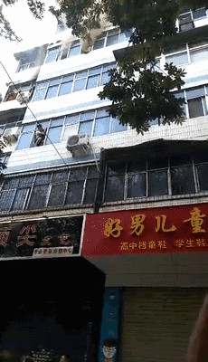 Trung Quốc: Hỏa hoạn ở chung cư, mẹ dũng cảm ném 2 con từ tầng 5 xuống đất