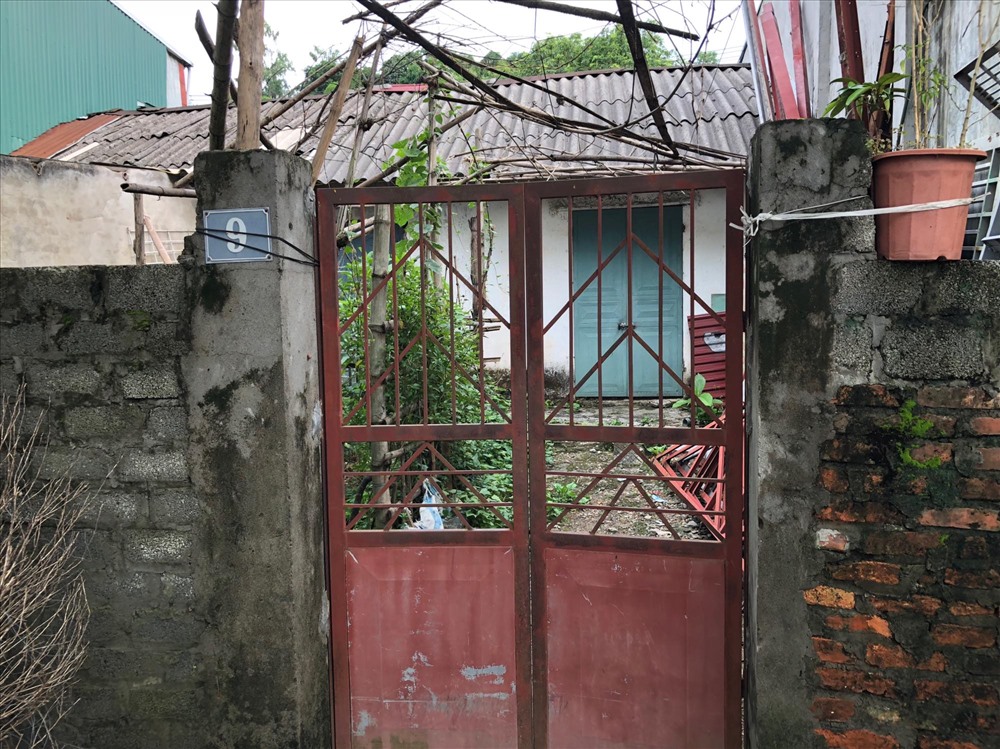 Công an khám được gì trong căn nhà lụp xụp của cán bộ Sở GDĐT Hòa Bình? Công an khám được gì trong căn nhà lụp xụp của cán bộ Sở GDĐT Hòa Bình?