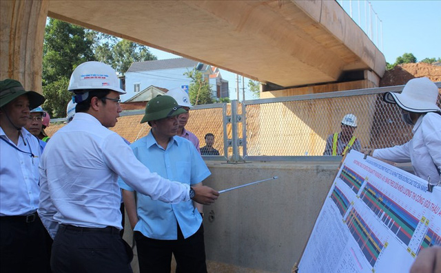 Bộ trưởng GTVT kiểm tra cao tốc Đà Nẵng - Quảng Ngãi: Bao nhiêu tiền của đổ vào mà chưa vận hành được là sao?