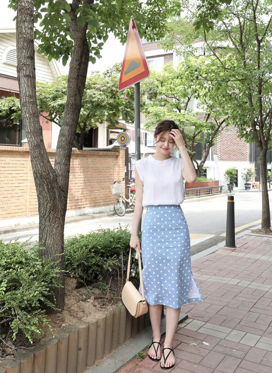 Mặc đúng trend chân váy midi khi đến văn phòng