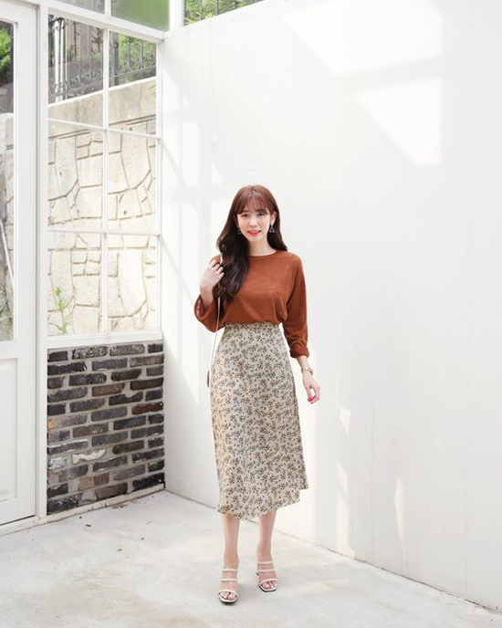 Mặc đúng trend chân váy midi khi đến văn phòng