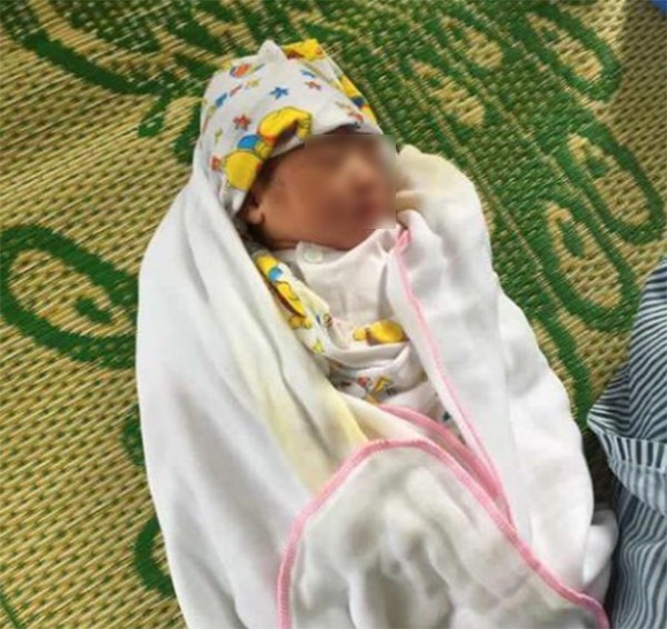 Lào Cai: Sinh tới con gái thứ 3, đôi vợ chồng nghèo tìm gia đình hiếm muộn để nhận nuôi đứa bé