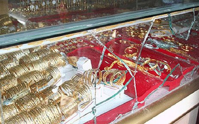 Bắt nóng hai tên chuyên cướp giật tại các tiệm vàng