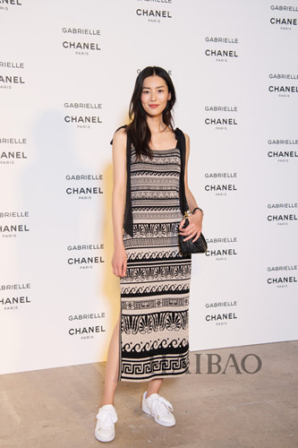 Cách phối váy với giày thể thao tuyệt đẹp cho cô nàng yêu thích năng động nhưng vẫn thật nữ tính