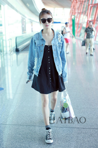 Cách phối váy với giày thể thao tuyệt đẹp cho cô nàng yêu thích năng động nhưng vẫn thật nữ tính