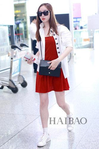 Cách phối váy với giày thể thao tuyệt đẹp cho cô nàng yêu thích năng động nhưng vẫn thật nữ tính