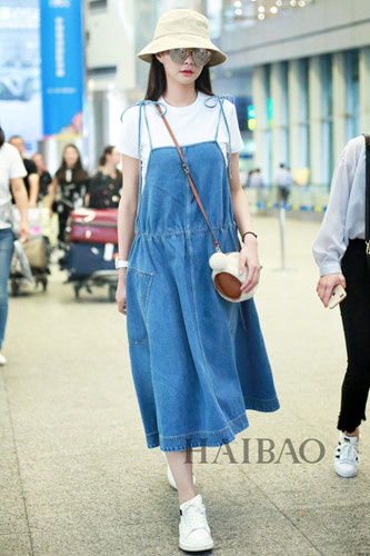 Cách phối váy với giày thể thao tuyệt đẹp cho cô nàng yêu thích năng động nhưng vẫn thật nữ tính