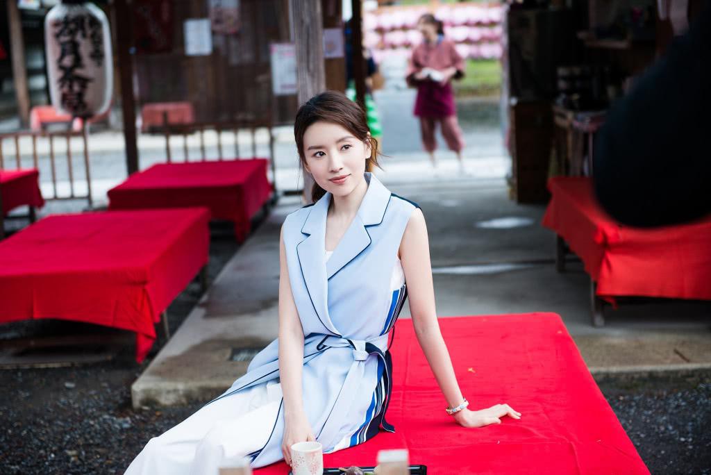 Mặc bao lời chê bai về nhan sắc tụt dốc, Đổng Khiết vẫn ăn diện thời thượng và đẳng cấp