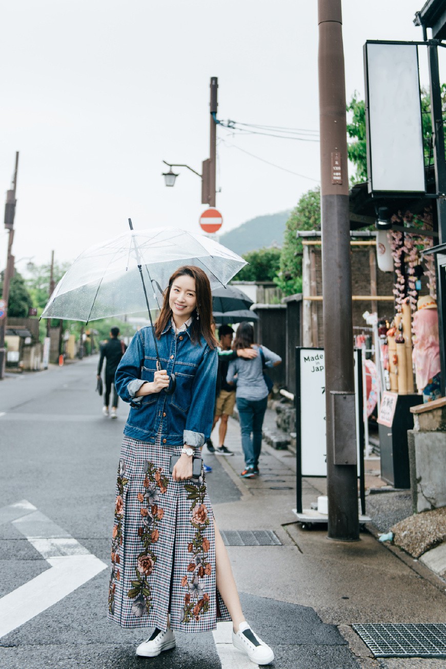 Mặc bao lời chê bai về nhan sắc tụt dốc, Đổng Khiết vẫn ăn diện thời thượng và đẳng cấp