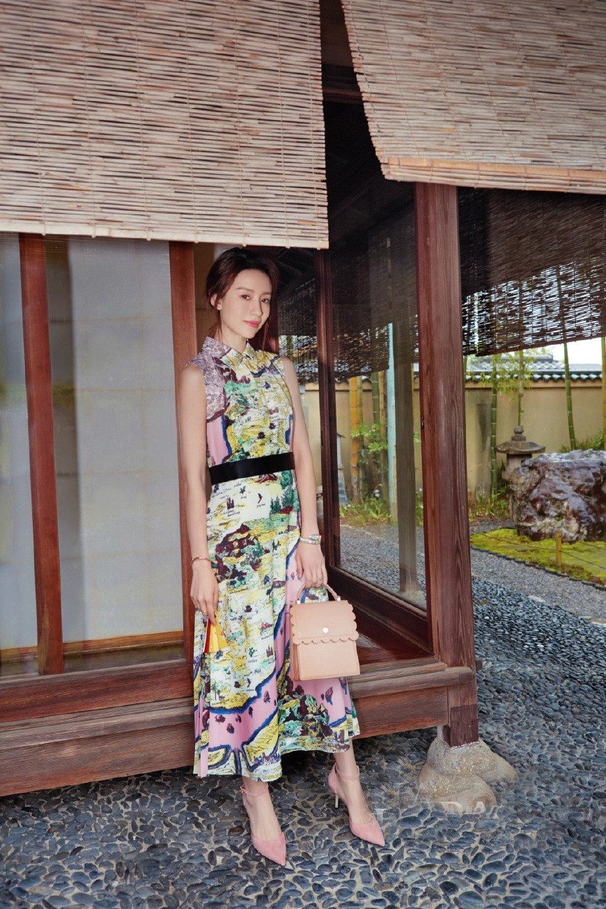 Mặc bao lời chê bai về nhan sắc tụt dốc, Đổng Khiết vẫn ăn diện thời thượng và đẳng cấp