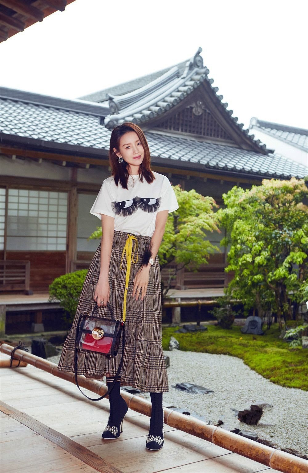 Mặc bao lời chê bai về nhan sắc tụt dốc, Đổng Khiết vẫn ăn diện thời thượng và đẳng cấp