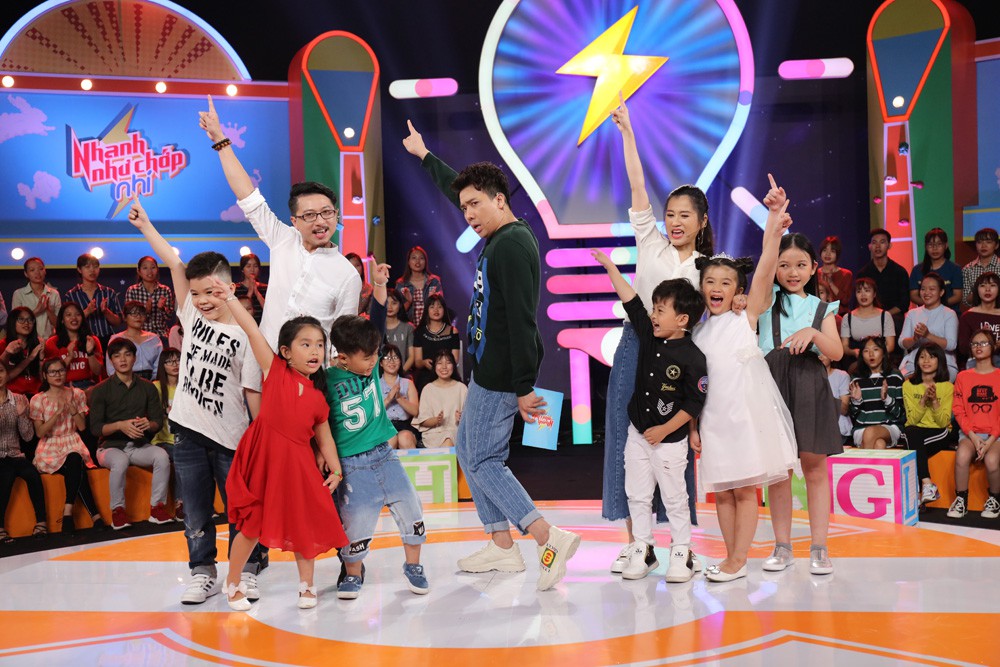 Nhanh như chớp nhí: Dân mạng cười ngất khi Đức Phúc quên kịch bản ngay trên sóng truyền hình