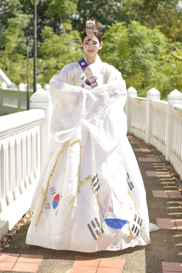 Phan Thị Mơ diện quốc phục nặng 15kg lấy ý tưởng từ Chùa Một Cột