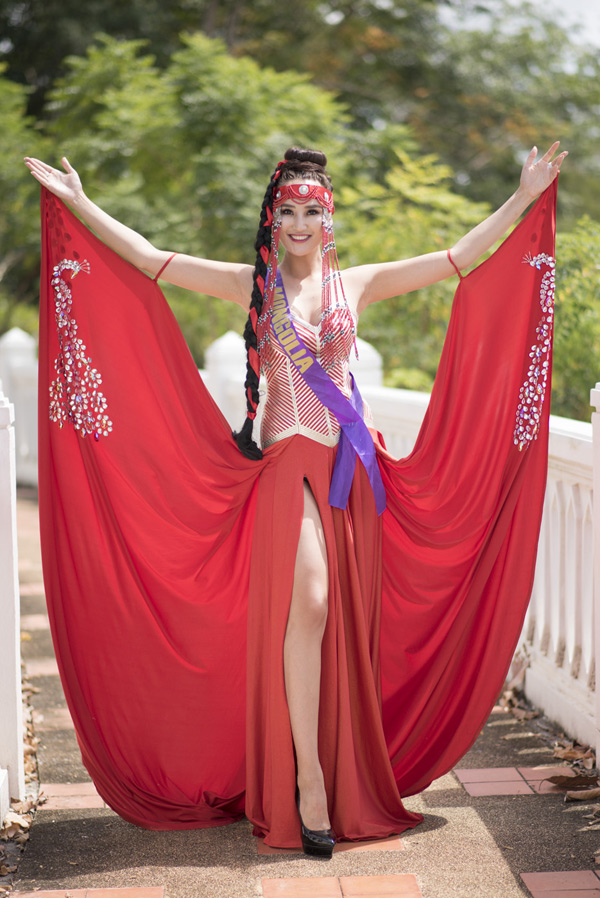 Phan Thị Mơ diện quốc phục nặng 15kg lấy ý tưởng từ Chùa Một Cột