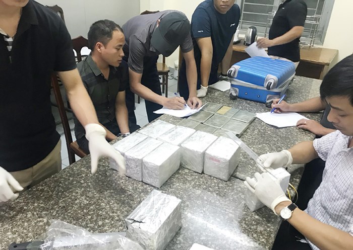 Bất ngờ với 40 bánh heroin trong va li xách tay