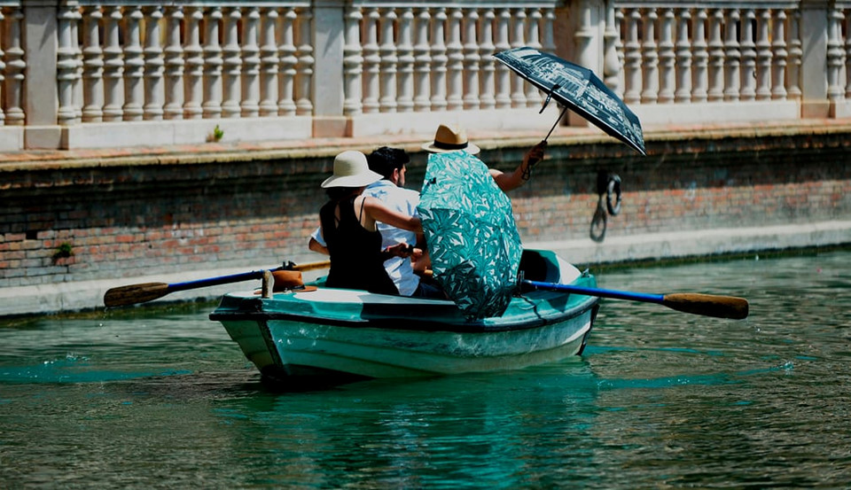 Đủ cách tránh nóng của người châu Âu trong mùa hè đổ lửa