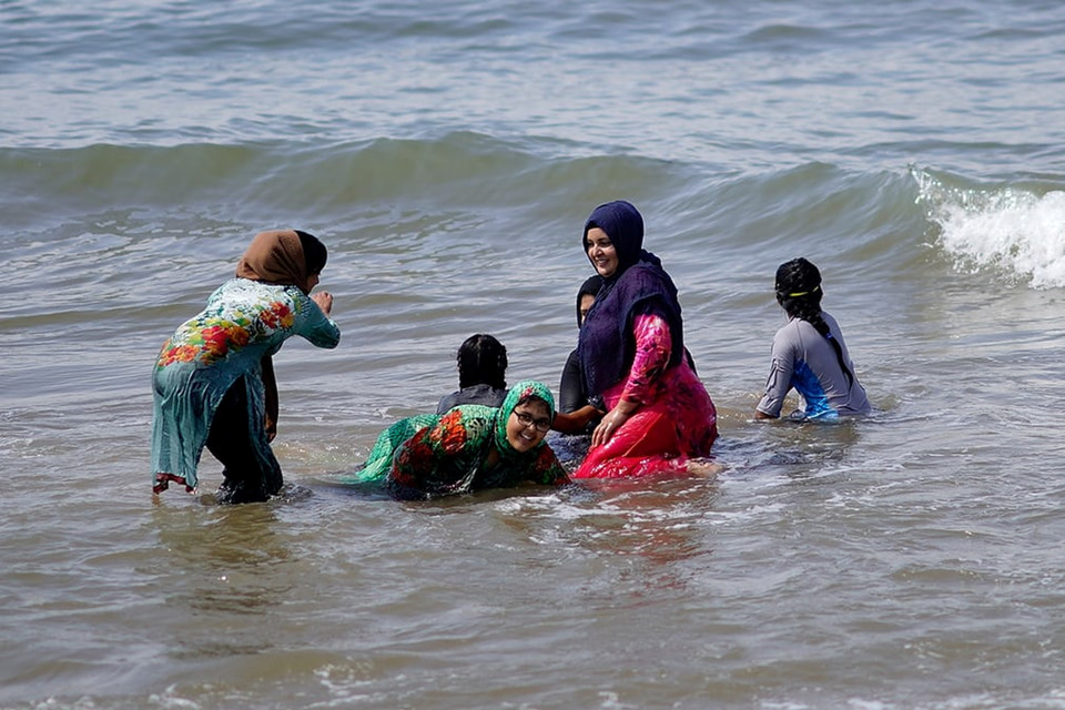 Đủ cách tránh nóng của người châu Âu trong mùa hè đổ lửa