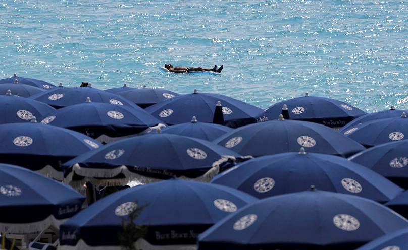 Đủ cách tránh nóng của người châu Âu trong mùa hè đổ lửa