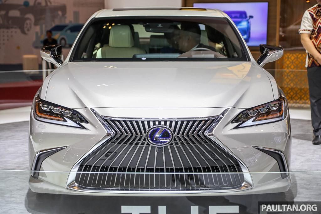 Cận cảnh Lexus ES 2019 đầu tiên cập bến Đông Nam Á