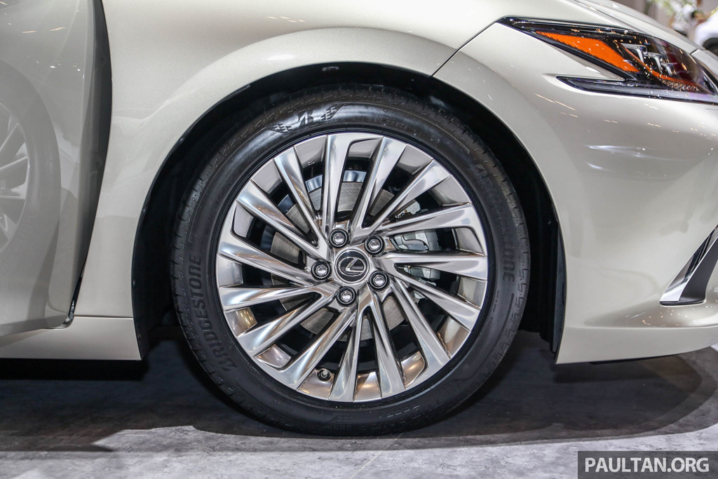 Cận cảnh Lexus ES 2019 đầu tiên cập bến Đông Nam Á