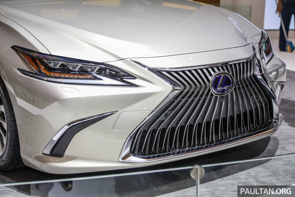 Cận cảnh Lexus ES 2019 đầu tiên cập bến Đông Nam Á