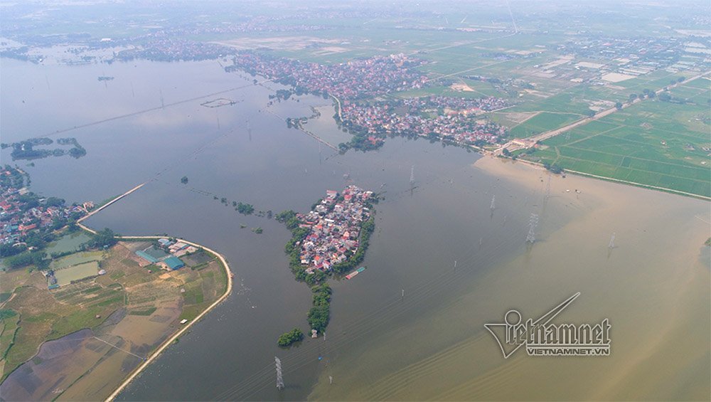 Video Rốn lũ Quốc Oai: Thỏa sức chèo thuyền, bơi lội vẫy vùng khắp đường làng