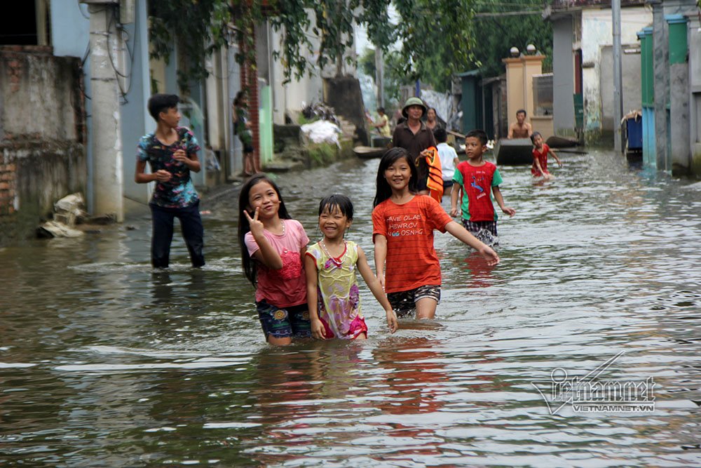 Video Rốn lũ Quốc Oai: Thỏa sức chèo thuyền, bơi lội vẫy vùng khắp đường làng