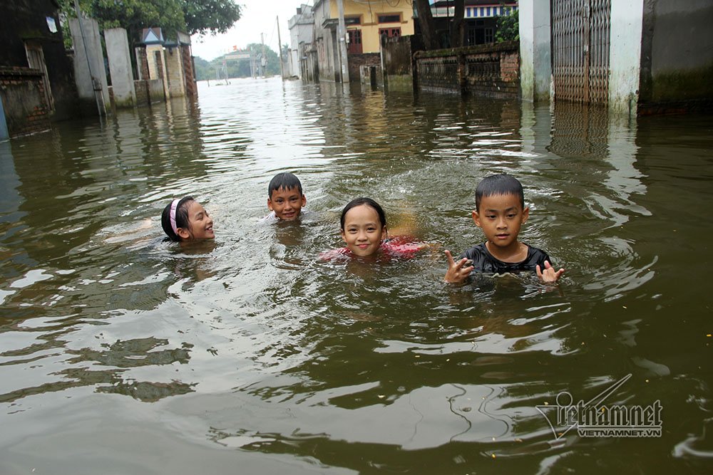 Video Rốn lũ Quốc Oai: Thỏa sức chèo thuyền, bơi lội vẫy vùng khắp đường làng