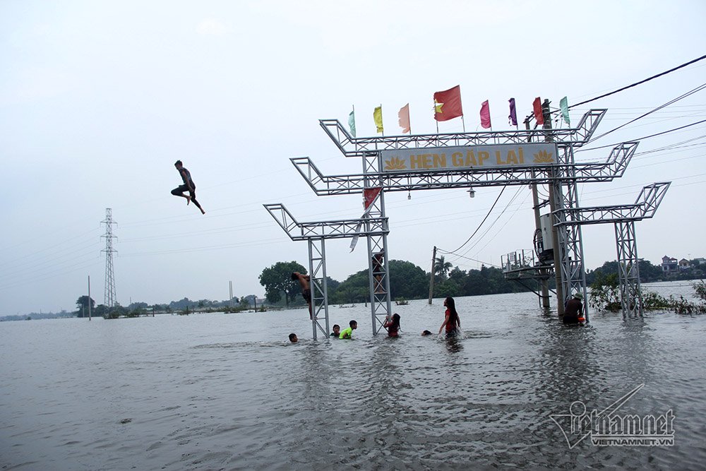 Video Rốn lũ Quốc Oai: Thỏa sức chèo thuyền, bơi lội vẫy vùng khắp đường làng