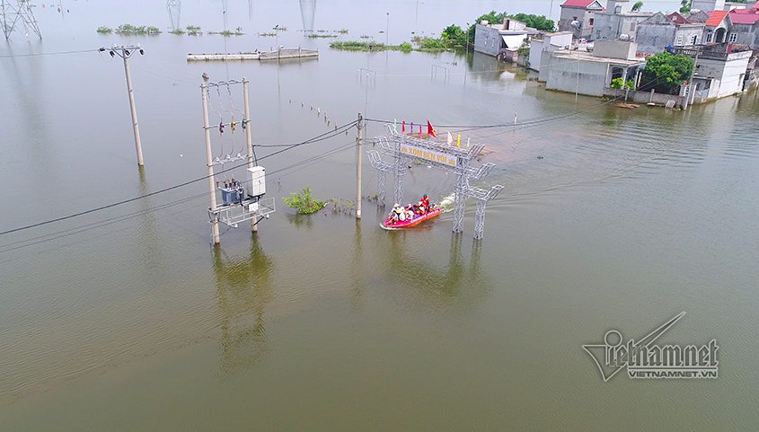 Video Rốn lũ Quốc Oai: Thỏa sức chèo thuyền, bơi lội vẫy vùng khắp đường làng