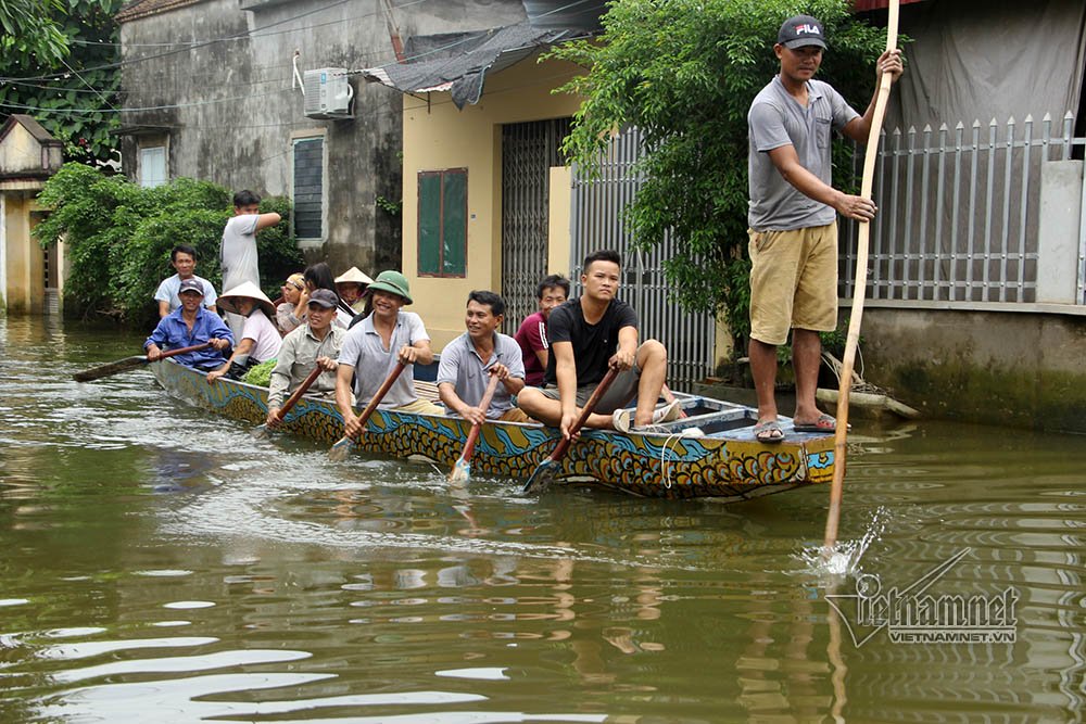 Video Rốn lũ Quốc Oai: Thỏa sức chèo thuyền, bơi lội vẫy vùng khắp đường làng