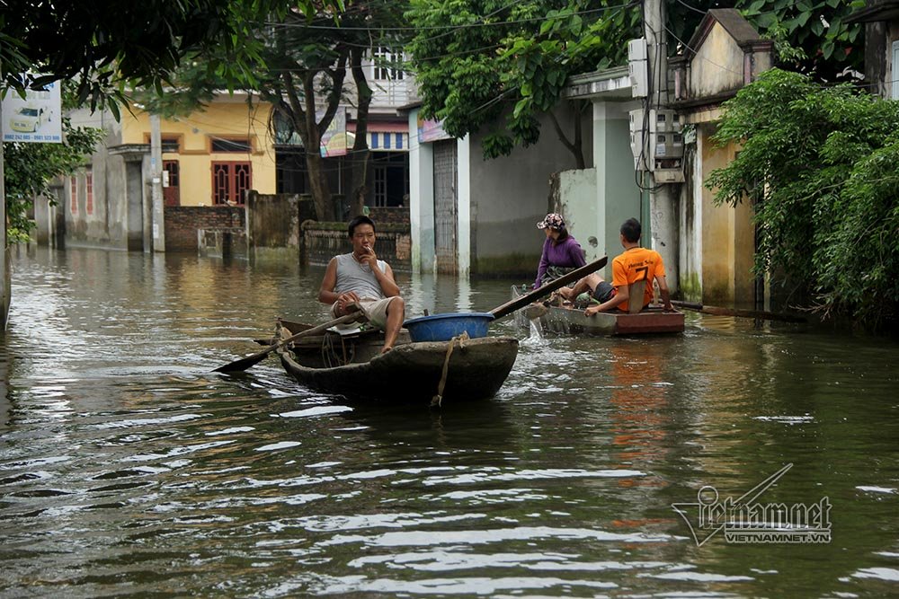 Video Rốn lũ Quốc Oai: Thỏa sức chèo thuyền, bơi lội vẫy vùng khắp đường làng