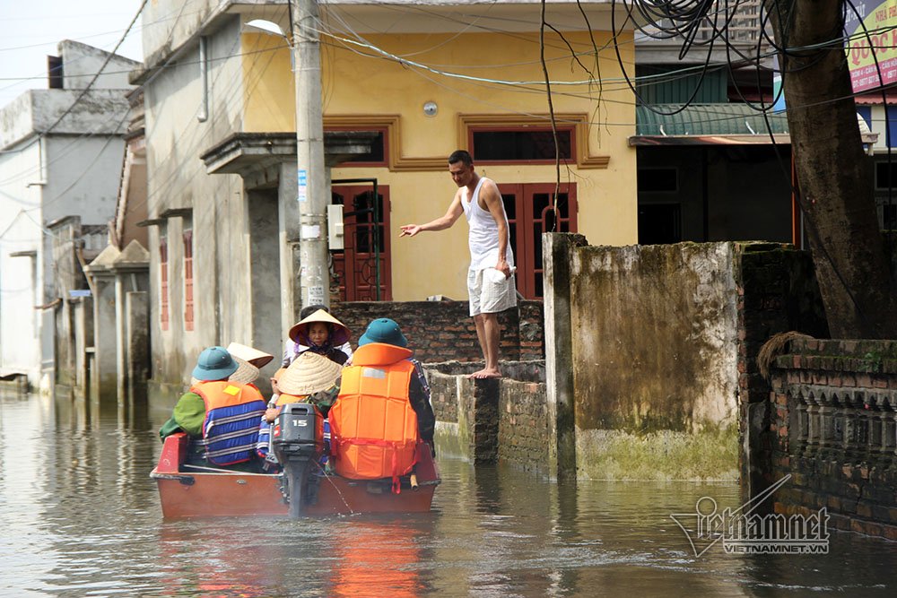 Video Rốn lũ Quốc Oai: Thỏa sức chèo thuyền, bơi lội vẫy vùng khắp đường làng