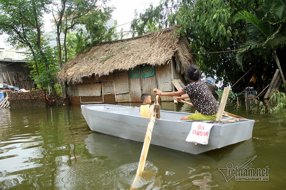 Video Rốn lũ Quốc Oai: Thỏa sức chèo thuyền, bơi lội vẫy vùng khắp đường làng