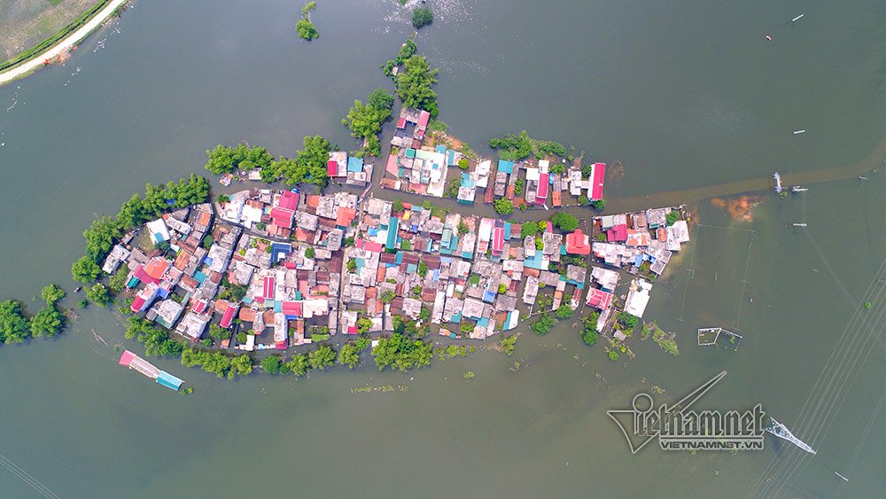 Video Rốn lũ Quốc Oai: Thỏa sức chèo thuyền, bơi lội vẫy vùng khắp đường làng