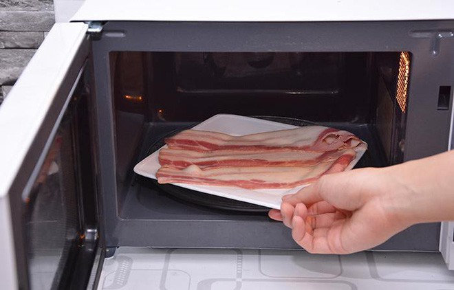 Rã đông thịt bằng nước lạnh hay lò vi sóng?