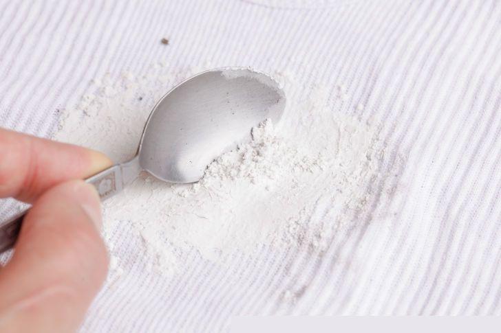 Cách tẩy vết bẩn trên áo trắng dễ như ăn kẹo chỉ mất vài phút