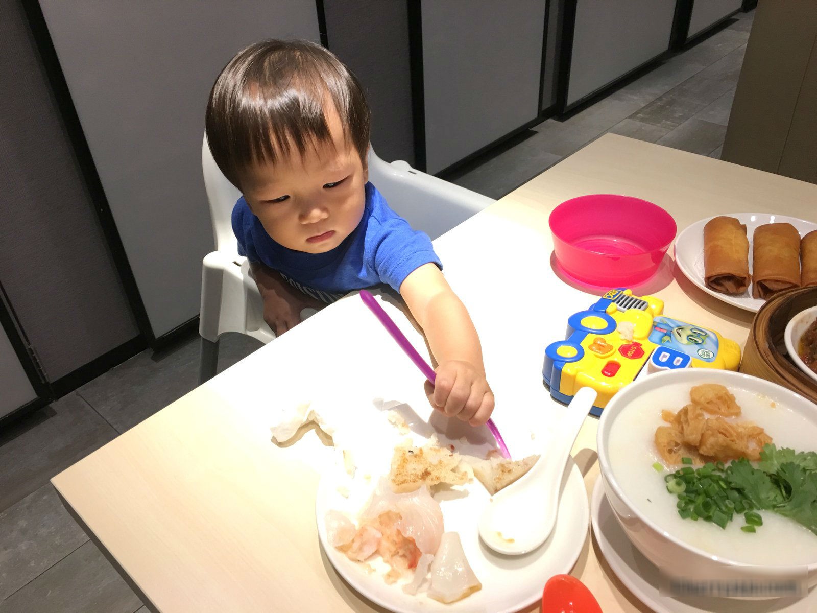 Thơ ngây hỏi con 3 tuổi đã cho ăn cơm được chưa, mẹ trẻ này được chị em thật thà tư vấn: Sớm thế, đợi 30 tuổi hãy cho ăn!