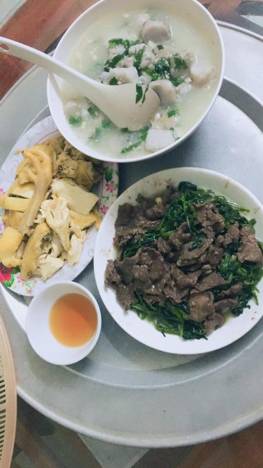 Mâm cơm gia đình tưởng bình thường ở Hà Nội bỗng gây sốt MXH vì 100 nghìn mà đầy ắp thịt, tôm