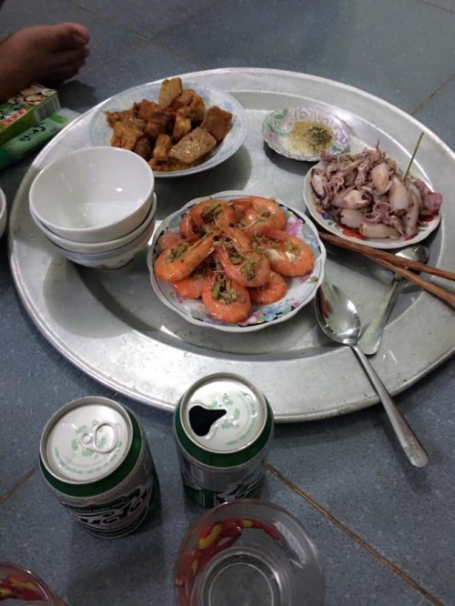 Mâm cơm gia đình tưởng bình thường ở Hà Nội bỗng gây sốt MXH vì 100 nghìn mà đầy ắp thịt, tôm