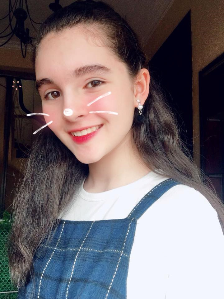 Nữ sinh Việt lai Nga xinh như búp bê, 13 tuổi cao 1,70 m