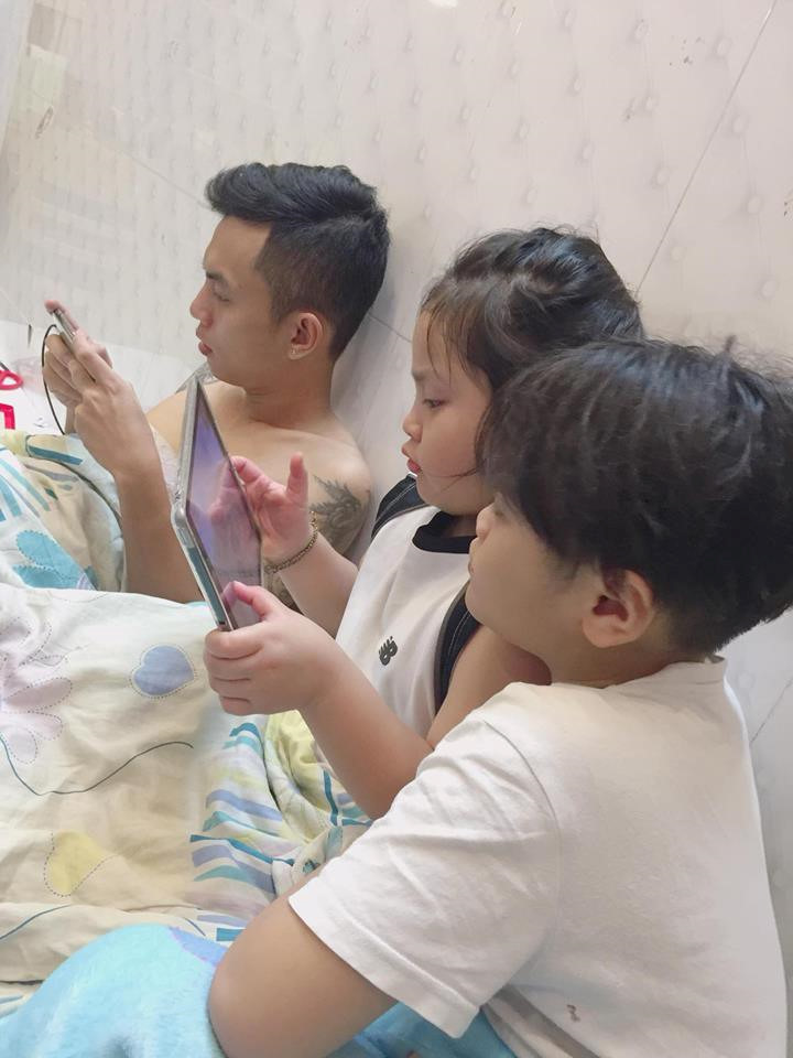 Khoe ảnh con trai 9 tuổi, ông bố gây bão vì trẻ như học sinh cấp 3