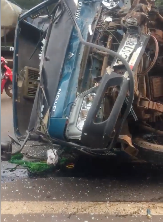 Tránh ô tô vượt ẩu, xe tải húc văng xe con và xe máy xuống bờ kè