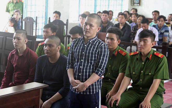 Đánh nhau náo loạn tại phiên tòa xử kẻ tạt axit 2 cô gái