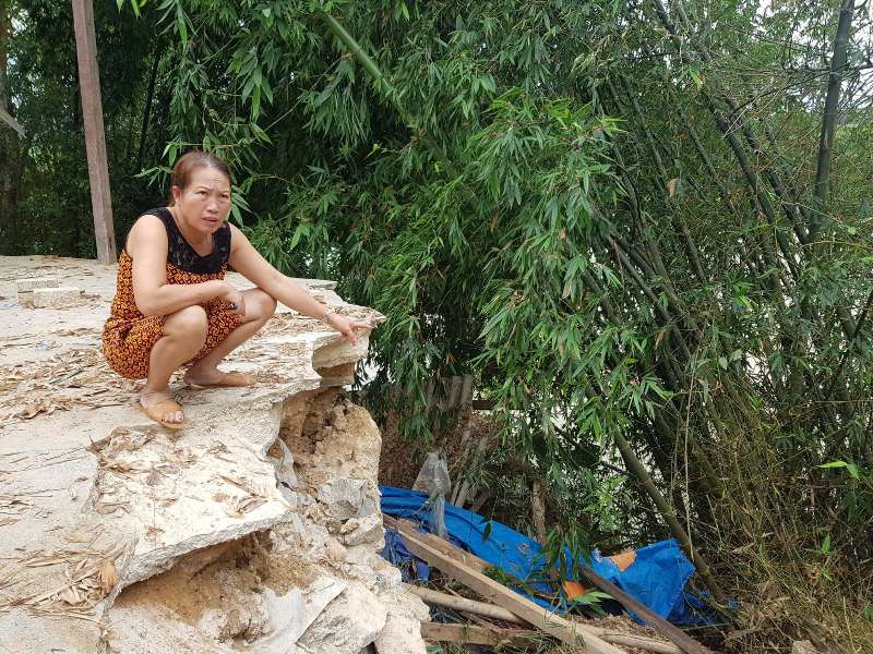 Nhà ven sông có nguy cơ bị cuốn: Do thủy điện xả lũ?