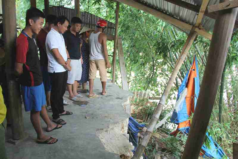 Nhà ven sông có nguy cơ bị cuốn: Do thủy điện xả lũ?