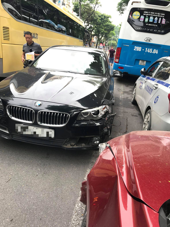 Hà Nội: Hai xế hộp đọ xem đầu ai cứng hơn giữa phố, kết quả BMW 1 - 0 Mazda