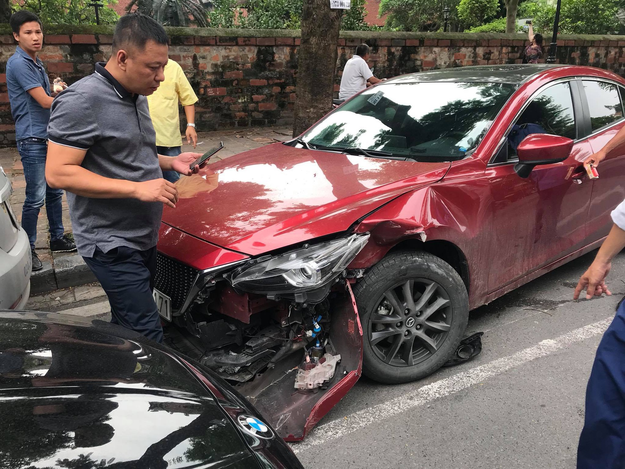 Hà Nội: Hai xế hộp đọ xem đầu ai cứng hơn giữa phố, kết quả BMW 1 - 0 Mazda