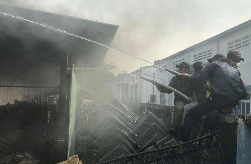 Cháy dữ dội khu công nghiệp ở Sài Gòn, khói đen bốc ngùn ngụt Cháy dữ dội khu công nghiệp ở Sài Gòn, khói đen bốc ngùn ngụt