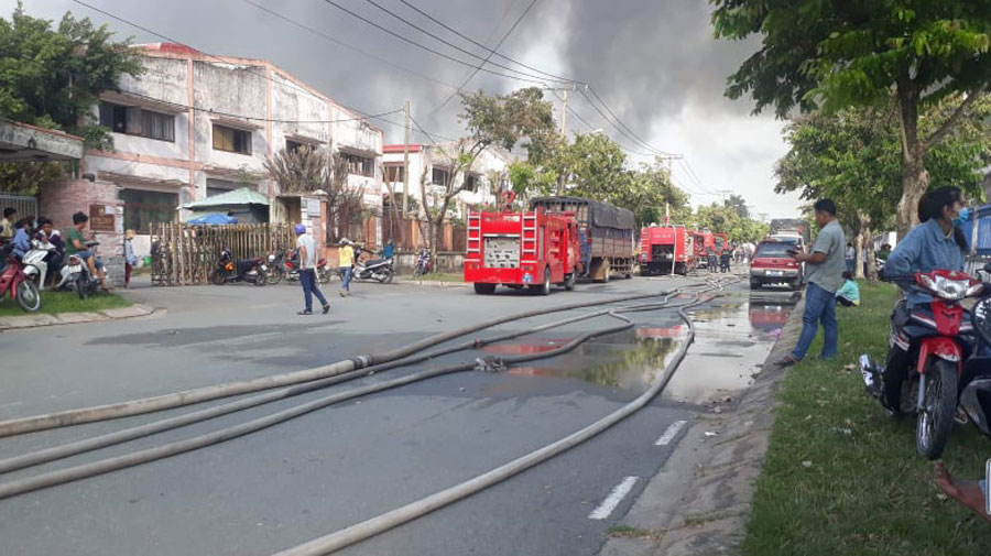 Cháy dữ dội khu công nghiệp ở Sài Gòn, khói đen bốc ngùn ngụt